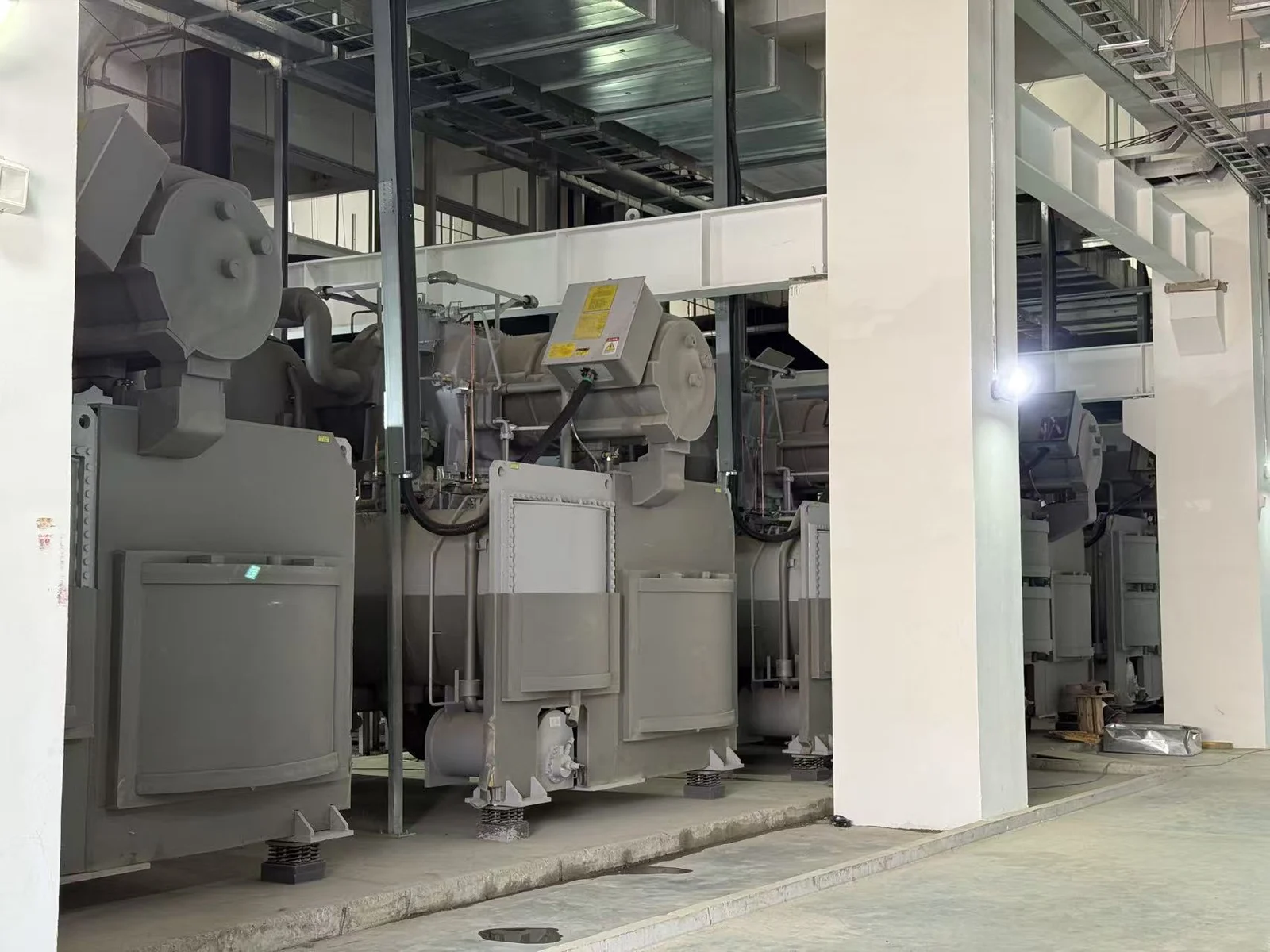 Large industrial HVAC equipment in the Tongchuan New Energy Industrial Park equipment room